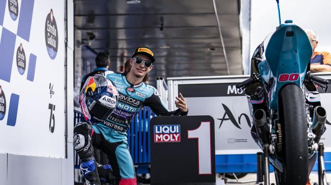 En los pits siempre reciben a Alonso con un letrero que dice 'Parce'.