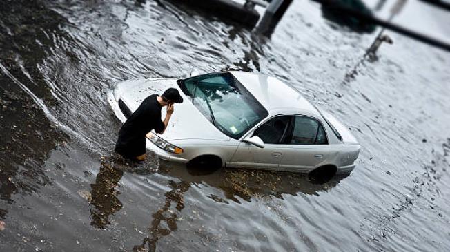 ¿Qué hacer con su carro en medio de una inundación?