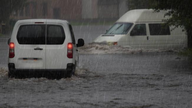 ¿Qué hacer con su carro en medio de una inundación?