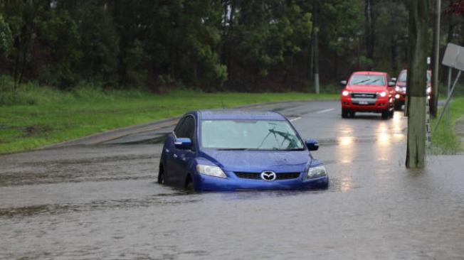 ¿Qué hacer con su carro en medio de una inundación?