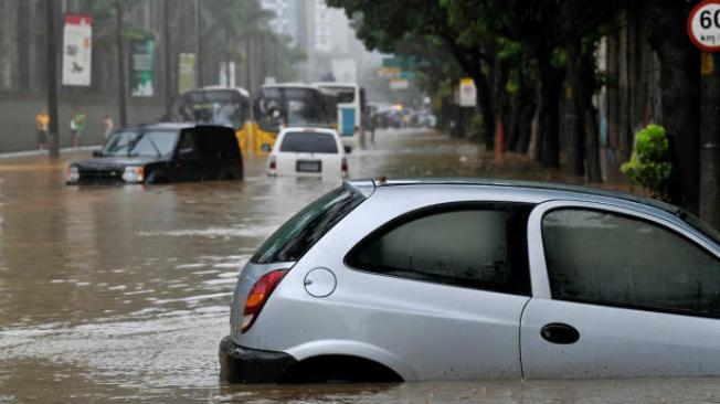 ¿Qué hacer con su carro en medio de una inundación?