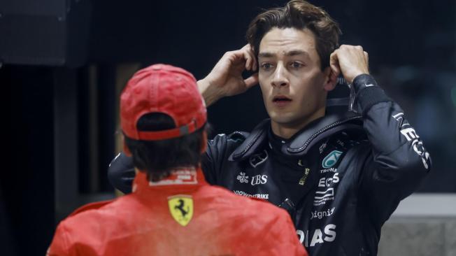 Las Vegas (United States), 23/11/2024.- Spanish driver Carlos Sainz Jr. (L) of Scuderia Ferrari and British driver George Russell (R) of Mercedes after Qualifying for the Formula One Las Vegas Grand Prix in Las Vegas, USA, 22 November 2024. The 2024 Formula One Las Vegas Grand Prix is held at the Las Vegas Strip Circuit on 23 November. (Fórmula Uno) EFE/EPA/SHAWN THEW