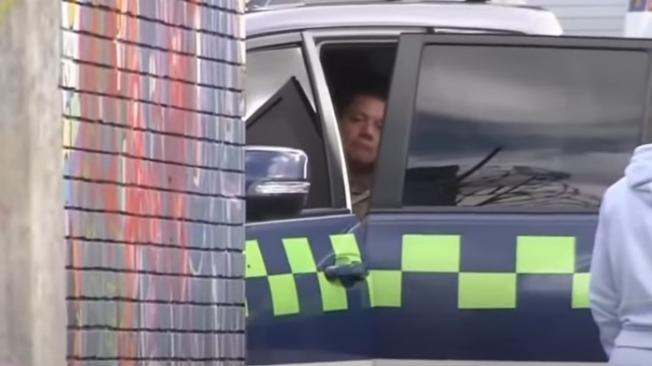 William Rincón, inspector de la Policía, en la escena del crimen de su hijo.