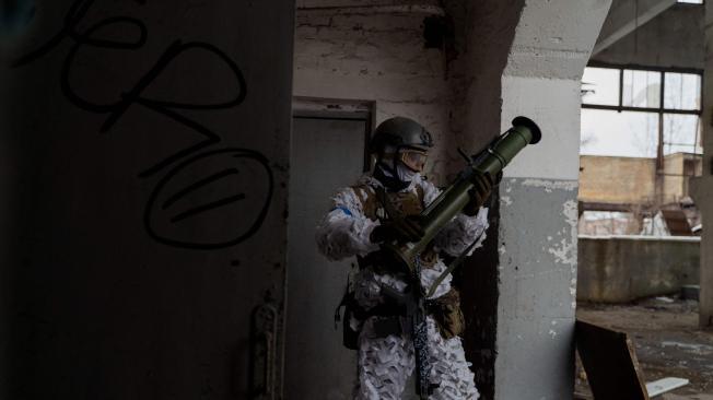 Un civil ucraniano viste uniforme y es entrenado por las Fuerzas Armadas.