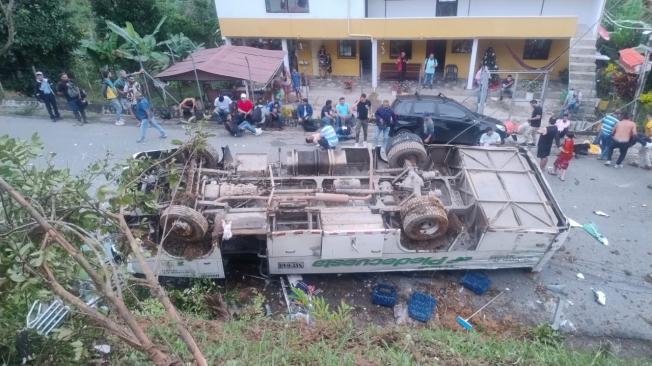 El bus cayó sobre la capota y quedó completamente destruído.