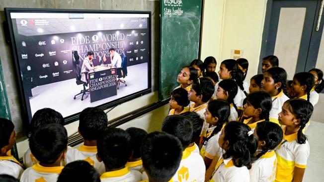 Estudiantes de un colegio de Chennai (India) ven la transmisión en vivo de la primera partida del Mundial de Ajedrez, el 25 de noviembre de 2024.