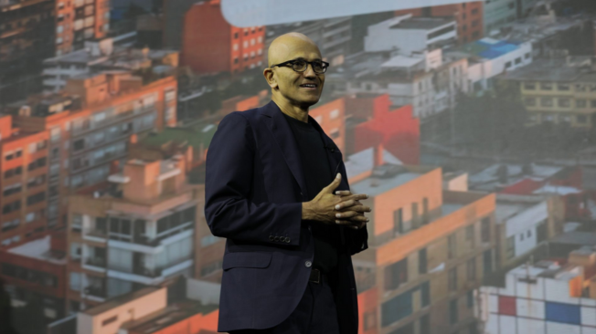 El presidente y CEO de Microsoft, Satya Nadella, habla durante el Microsoft AI Tour en Bogotá.