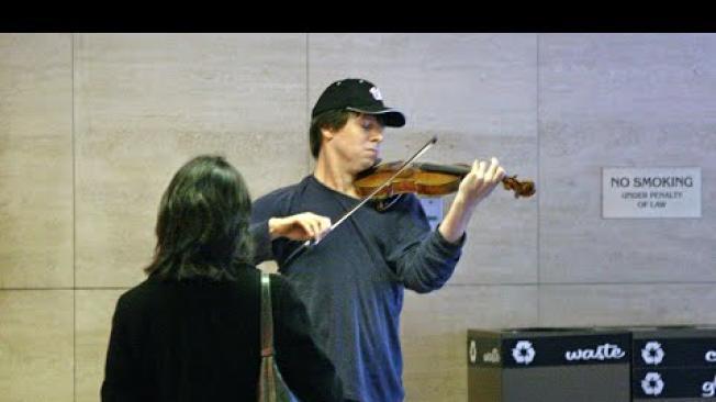 Experimento social del violinista Joshua Bell, patrocinado por The Washington Post.