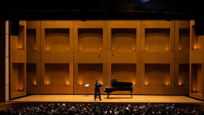 El violinista estadounidense Joshua Bell, en concierto, junto al pianista Dugan. En el Teatro Mayor.