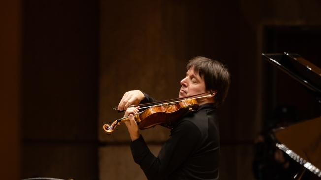 El violinista estadounidense Joshua Bell, en concierto, junto al pianista Dugan. En el Teatro Mayor.