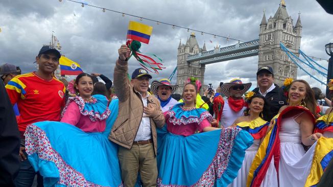 Roy Barreras durante la llegada del Buque Gloria a Londres en julio del 2024.