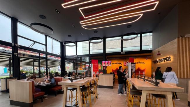 Nuevo aspecto de uno de los restaurantes de la cadena de comidas rápidas Burger King en Bogotá, firma que adelanta un agresivo plan de expansión y transformación.