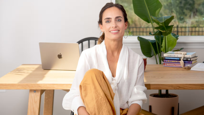 Con su experiencia en marketing, Carolina creó una metodología estratégica para pequeñas empresas, lo que le permitió prosperar en un mercado nuevo y ayudar a otros emprendedores.