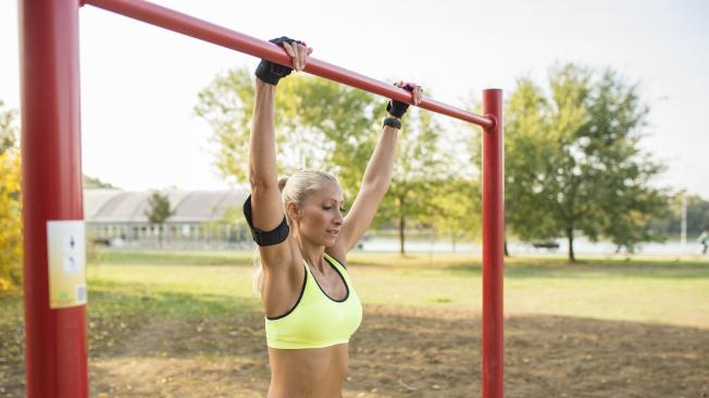 El 'dead hang' debe practicarse con precaución, especialmente por aquellos con lesiones previas.