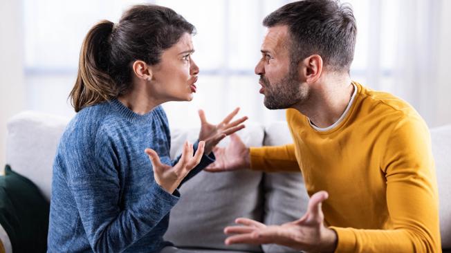 Su pareja se enoja con facilidad.