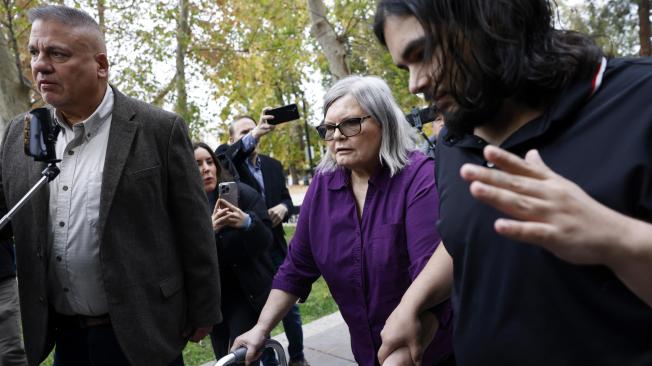 Diane Hernández, la sobrina de Kitty Menéndez, llega al juzgado de Van Nuys West, antes de una audiencia sobre si se debe reconsiderar la condena por asesinato en primer grado de Lyle y Erik Menéndez, en Los Ángeles, California, EE.UU., el 25 de noviembre de 2024.