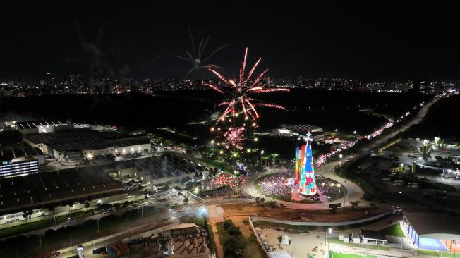 La rotonda donde se encuentra la Ventana al Mundo se iluminó de luces con el encendido del árbol navideño.