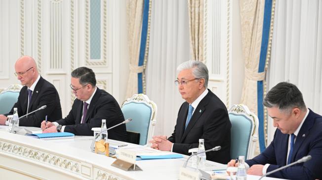 El presidente kazajo Kassym-Jomart Tokayev durante su reunión con el presidente ruso Vladimir Putin en la residencia presidencial de Akorda en Astana, Kazajstán, el 27 de noviembre de 2024