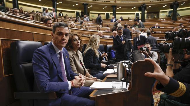 MADRID, 27/11/2024.- El presidente del Gobierno, Pedro Sánchez, comparece este miércoles en el Congreso para informar de la gestión de la dana, en un pleno con el que se cierra la ronda de explicaciones que los miembros del Ejecutivo han ofrecido en la Cámara Baja sobre la catástrofe. EFE/ JJ Guillén