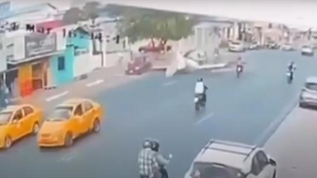 Avioneta que cayó en plena avenida de Ecuador.