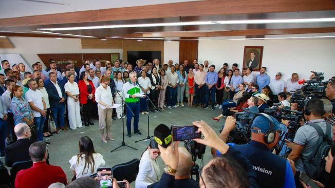 El gobernador de Antioquia, Andrés Julián Rendón, fue respaldado públicamente por un centenar de alcaldes de las subregiones del departamento.