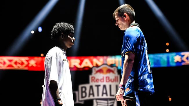 Fat N enfrentándose a Chuty en la gran final internacional de Red Bull Batalla 2023.