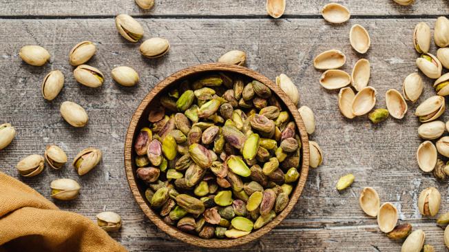 Los pistachos son fuente de calcio.