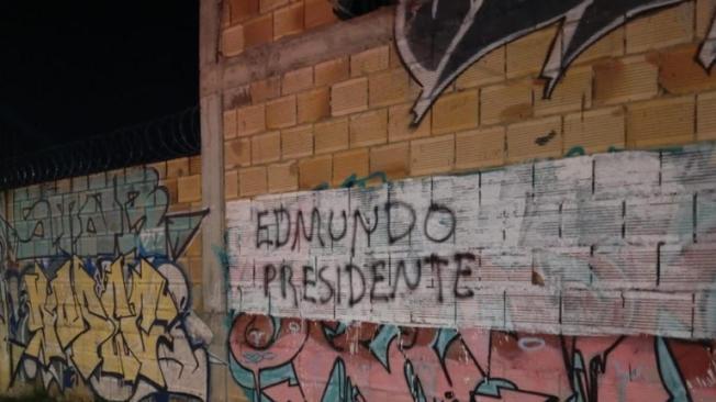 Grafitis en apoyo a Edmundo González