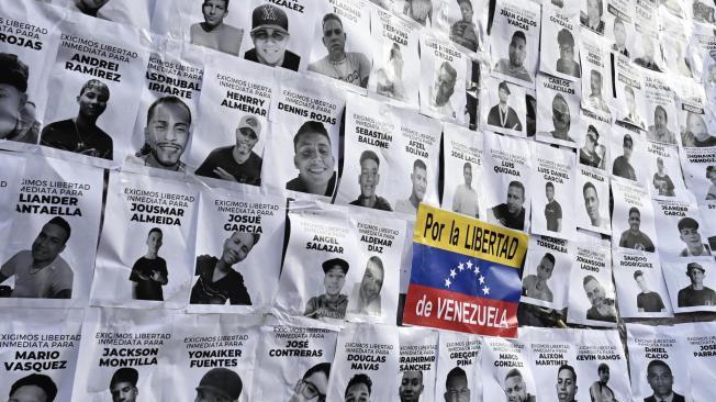 Manifestación de la oposición venezolana frente a la Comisión del Parlamento Europeo en Madrid este domingo.