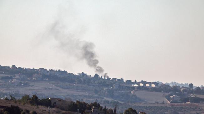 El humo se eleva como resultado de un ataque aéreo israelí cerca de la aldea de Meiss El-Jabal, en el sur del Líbano, cuando abandonan el Líbano en su camino de regreso a Israel, visto desde el lado israelí de la frontera, el 2 de diciembre de 2024.