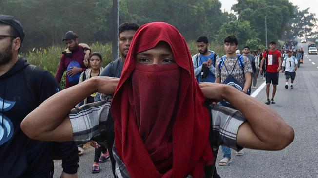 Migrantes caminan hacia la frontera con Estados Unidos este lunes, en el municipio de Huehuetán (México). Una caravana de 1.500 migrantes partió de la frontera sur de México a pesar de las declaraciones del presidente electo de Estados Unidos, Donald Trump, y la presidenta mexicana, Claudia Sheinbaum, quien aseguró la semana pasada que estos grupos ya no llegan al límite norte del país. EFE/ Juan Manuel Blanco