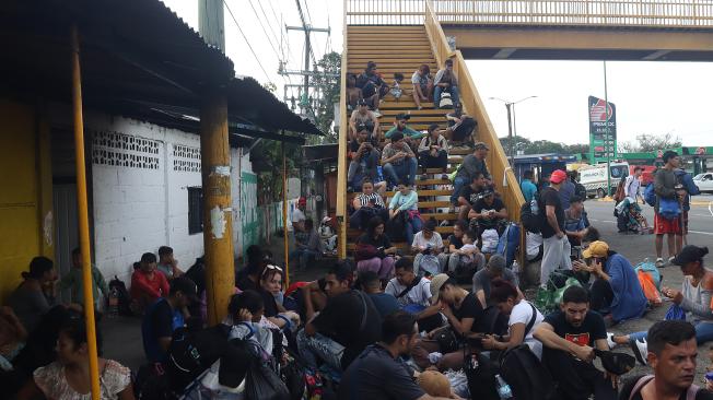 MEX6717. HUEHUETÁN (MÉXICO), 02/12/2024.- Migrantes descansan sobre una vía este lunes, en el municipio de Huehuetán (México). Una caravana de 1.500 migrantes partió de la frontera sur de México a pesar de las declaraciones del presidente electo de Estados Unidos, Donald Trump, y la presidenta mexicana, Claudia Sheinbaum, quien aseguró la semana pasada que estos grupos ya no llegan al límite norte del país. EFE/ Juan Manuel Blanco