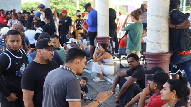 MEX6555. TAPACHULA (MÉXICO), 01/12/2024.- Migrantes se reúnen este domingo en una plaza de Tapachula (México). Más de 2.000 migrantes se alistan para integrar una nueva caravana que saldrá caminado en las primeras horas del lunes desde Tapachula, frontera con Guatemala, para intentar llegar a Estados Unidos. EFE/Juan Manuel Blanco