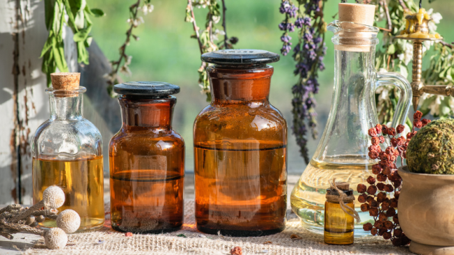 Los aceites esenciales como el de lavanda y romero están vinculados a mejoras significativas en la memoria y el rendimiento cognitivo, especialmente en personas mayores de 50 años.