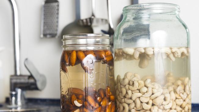 La nutricionista no recomiendan remojar los frutos secos.