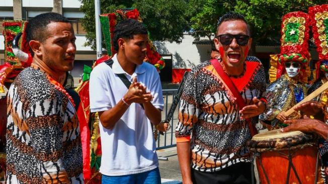 La historia del repentista que mantiene vivo el legado de los versos en el Congo Grande del Carnaval de Barranquilla. 'Joche', como lo llamaba su padre 'Mingo' Pérez, tiene en sus manos y en sus improvisaciones el valioso tesoro del repentismo. Tras la muerte de su progenitor, lleva a cuestas la responsabilidad de no dejar morir 76 años de tradición.