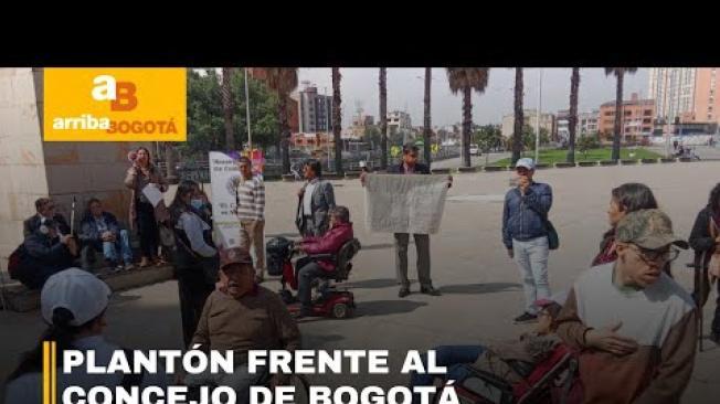 Un grupo de personas con discapacidad se reunió en la plazoleta del Concejo de Bogotá para realizar un plantón en protesta por el retiro de los subsidios de transporte. Los manifestantes expresaron sentirse vulnerados por el Gobierno Distrital y exigen que se restablezca y aumente el subsidio, argumentando que el alto costo del transporte afecta gravemente su movilidad y calidad de vida. Además, denunciaron dificultades al usar el sistema de transporte público, como la falta de acceso adecuado a los buses