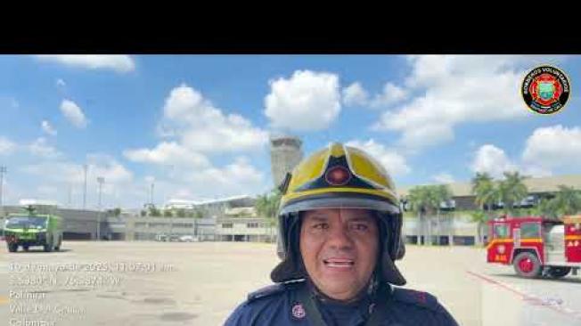 Bomberos de Cali explican maniobras para que hombre baje de estructura en aeropuerto del Valle.