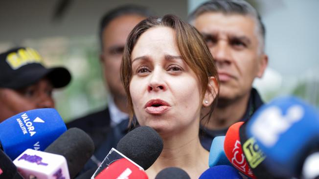 María Claudia Tarazona, esposa de Miguel Uribe da declaraciones a la prensa