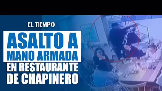 El criminal que portaba un arma de fuego logró, en 10 segundos, robar celulares y computadores. El delincuente salió caminando del restaurante, pero a unos metros otro criminal lo esperaba para hacer la huida en motocicleta.