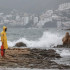 Un salvavidas vigila la playa este viernes, por el paso de la depresión tropical "Dolores", en el balneario de Acapulco, en el estado de Guerrero (México)