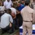 El padre de un soldado israelí llora su muerte, sucedida durante la toma de Hamás al kibutz Be' Ari.