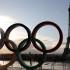 La gente toma fotografías de los anillos olímpicos instalados en Trocadero.