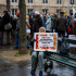 Una mujer sostiene un cartel que dice "Ancianas, viejos, nos reunimos para vivir, envejecer y morir según nuestras elecciones" durante una manifestación a favor de la eutanasia cerca de la Asamblea Nacional en París.