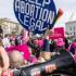 Manifestantes protestan a favor del uso de la píldora abortiva en Estados Unidos.