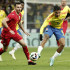 El defensa de Rumanía Raúl Oprut (i) presiona al centrocampista Richard Ríos, de Colombia-