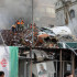 Brigadistas buscan en los escombros a sobrevivientes del bombardeo a un consulado de Irán en Damasco.