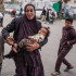 Una mujer palestina que sostiene a sus hijos reacciona frente a un hospital al que se trasladan las víctimas tras el bombardeo israelí en Bureij, en el centro de la Franja de Gaza.