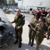 Miembros del ejército israelí muestran un misil balístico iraní que cayó en Israel el fin de semana.