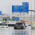 Vehículos abandonados en una carretera inundada después de una tormenta en Dubai, Emiratos Árabes Unidos, el miércoles 17 de abril de 2024.